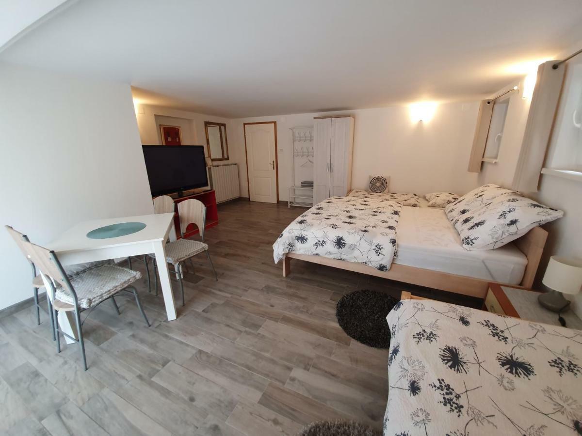 Rooms Jurca Постойна Экстерьер фото